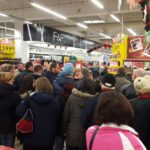 veszekedések a tescoban fekete pénteken. forrás: kaposvarmost.hu