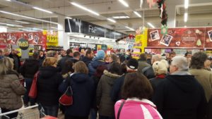 veszekedések a tescoban fekete pénteken. forrás: kaposvarmost.hu