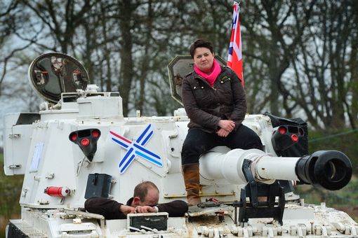 Dundee, Skócia április 29: A skót konzervatív vezető Ruth Davidson kap a kormány mögött egy tank Auchterhouse Country Sports, ahogy rávilágít arra, hogy az ország katonai és védelmi szolgálja legjobban a párt április 29-én, 2015 Dundee, Skócia. Nagy-Britannia megy a közvélemény-kutatások az általános választásokat május 7-én (Fotó: Mark Runnacles / Getty Images) *** *** BESTPIX